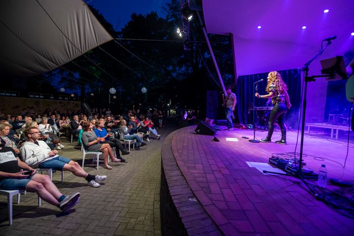 Marieke Dollekamp & Friends, zaterdagavond tijdens het Berkelfestival in het openluchttheater in Eibergen.