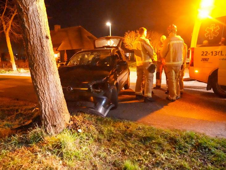 Dronken automobilist zonder rijbewijs botst op boom in Asten