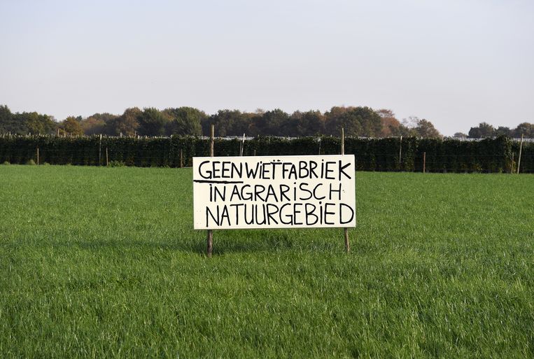 Protestbord bij Etten-Leur tegen de wietkwekerij die Project C wil beginnen. Beeld Marcel van den Bergh / de Volkskrant