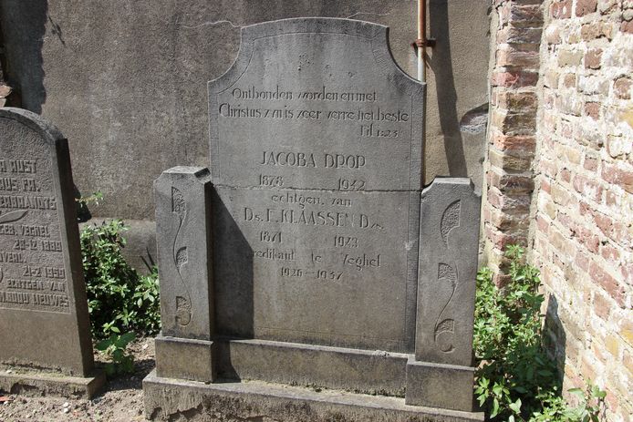 Een van de bijzondere verhalen achter de grafstenen is dievan dominee Klaassen. Hij was van 1926 tot 1937 predikant in Veghel.