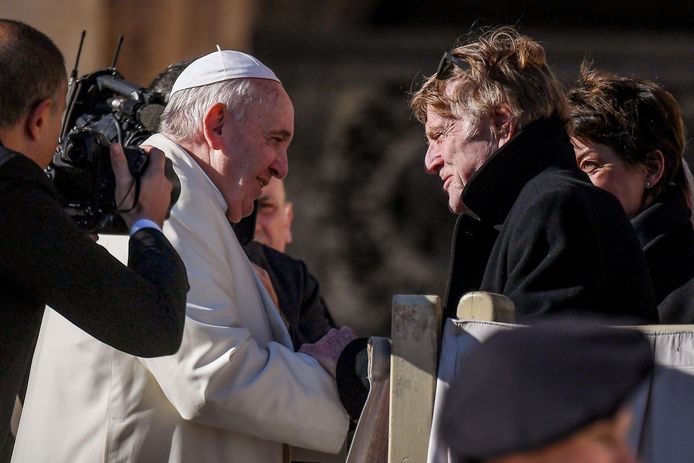 Robert Redford schudt handjes met de paus