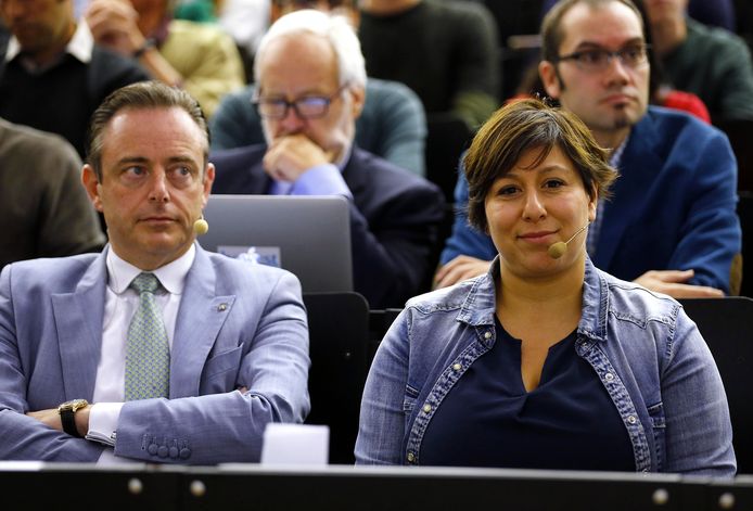 N-VA-voorzitter Bart De Wever en Groen-voorzitter Meyrem Almaci gingen vanochtend met elkaar in debat.