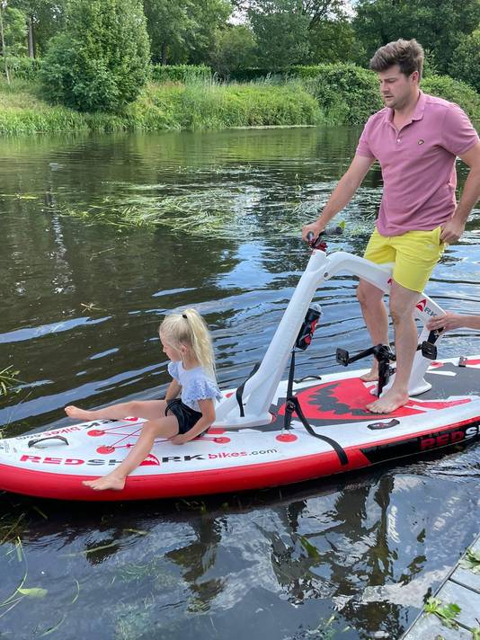 Henk van Buuren probeert de fietssup met zijn dochtertje uit.