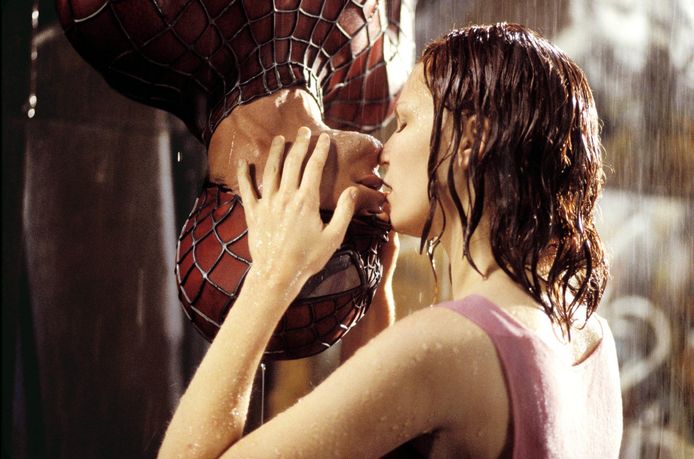 Tobey Maguire en Kirsten Dunst, alias Spider-Man en Mary Jane Watson in 'Spiderman' (2002).