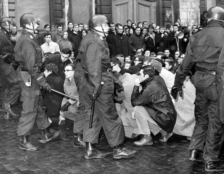 Protest van Vlaamse studenten in 1968 zal uiteindelijk leiden tot de splitsing van de universiteit in een Nederlandstalige en een Franstalige. Beeld Imageglobe