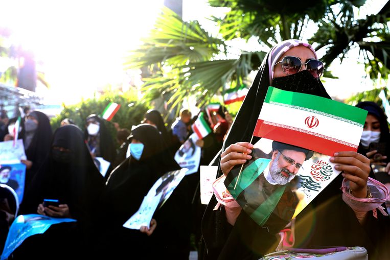 Aanhangers van de gedoodverfde favoriet, opperrechter Ebrahim Raisi, in Teheran. Beeld Ebrahim Noroozi / AP