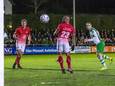 Ruben de Jager (groen-wit) kopt de 0-1 binnen voor Kloetinge tegen Goes. De Goes-verdediging kijkt de bal na. De treffer bleek niet genoeg voor de zege.