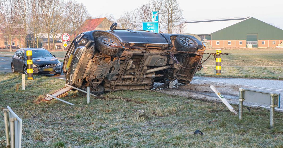 Pick-up eindigt op z’n kant na forse aanrijding bij Bant
