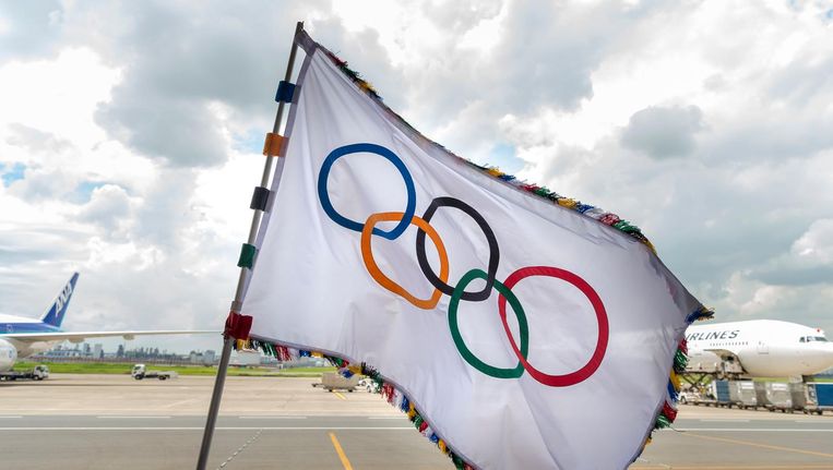 De aankomst van de olympische vlag op vliegveld Haneda in Tokio. In de Japanse hoofdstad worden in 2020 de volgende Olympische Spelen gehouden Beeld anp