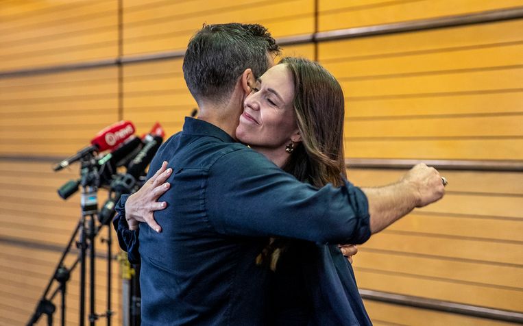 Premier Jacinda Ardern omhelst haar verloofde Clarke Gayford na de persconferentie waarbij ze haar vertrek als premier aankondigde. Beeld AP