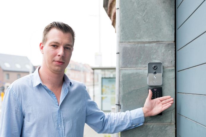 Directeur Vincent Nys van NewFusion opent de poort met de chip in zijn hand.