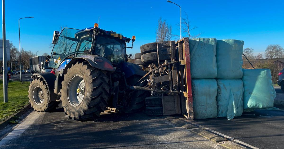 Tractor met aanhanger gekanteld in Nijkerkerveen.