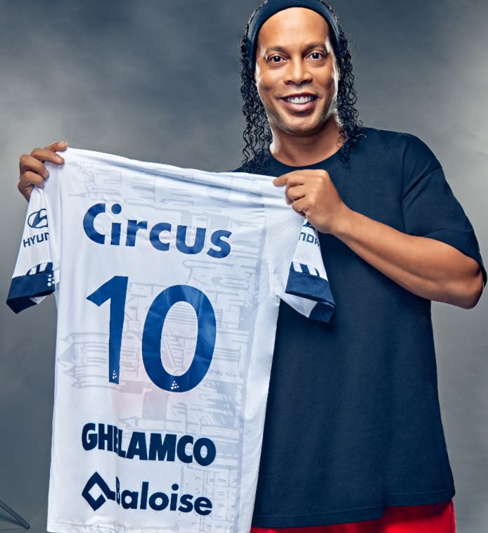 Ronaldinho met het shirt van AA Gent.