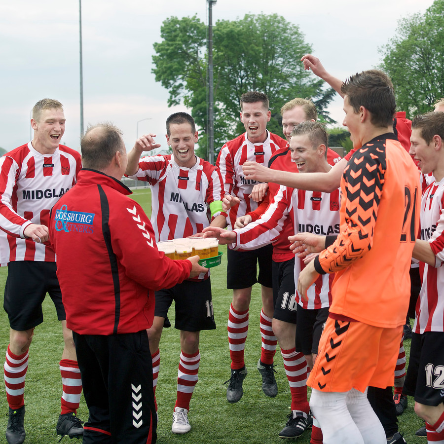 Jack Beusenberg zette graag zijn leider aan het werk om zijn spelers te verwennen met het goudgele gerstenat. Hier in zijn tijd bij Zwaluwe.