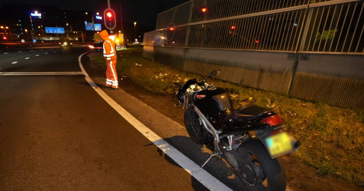 Motorrijder en passagier naar het ziekenhuis na aanrijding met verkeersbord in Arnhem.