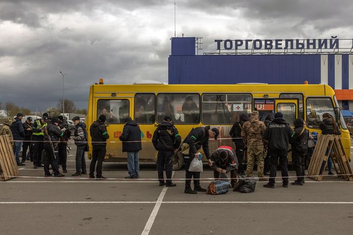 Un bus en provenance de Marioupol arrive à Zaporijjia (21 avril)