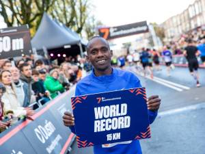 Oegandees Kiplimo prolongeert zijn titel in nieuw wereldrecord tijdens Zevenheuvelenloop
