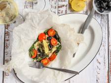 Wat Eten We Vandaag: Vispapillot met mozzarella, tomaat en spinazie