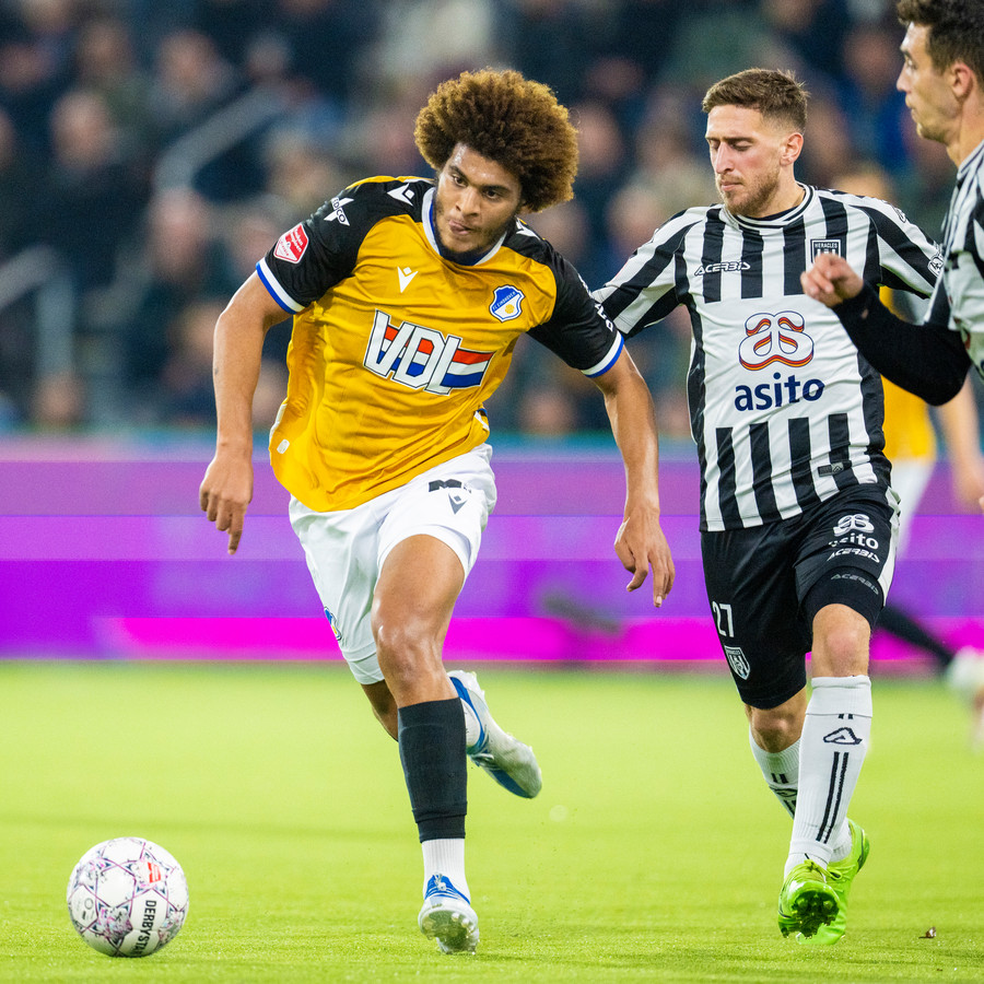 Melih Ibrahimoglu (midden) namens Heracles in actie tegen FC Eindhoven.