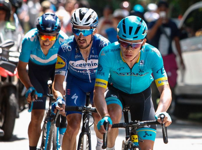 Miguel Angel Lopez (voorgrond) grijpt de macht in de laatste etappe van de Ronde van Colombia.