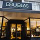 Parfum en make-up kopen klanten weer in de winkelstraat: omzet Douglas stijgt