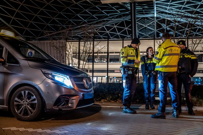 Een voetganger in Tilburg raakte vrijdagnacht zwaargewond na een botsing met een taxibus.