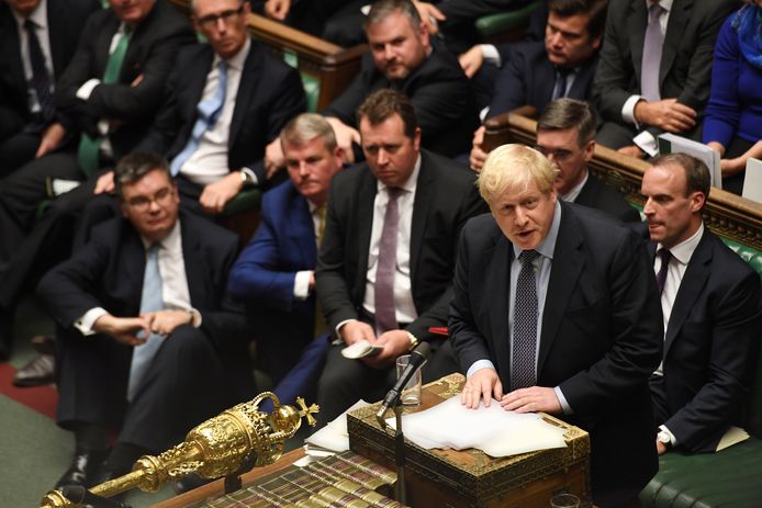 Boris Johnson zaterdag in het Lagerhuis. Nadat zijn eerste poging om zijn brexitdeal ongewijzigd in stemming te brengen mislukte, probeerde de Britse premier het vandaag weer, opnieuw zonder succes.