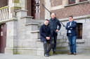 Fusiecoördinator Frank Smeets (links) met burgemeester Raf Drieskens (Neerpelt, midden) en Jaak Fransen (Overpelt) voor het oude gemeentehuis van Neerpelt.