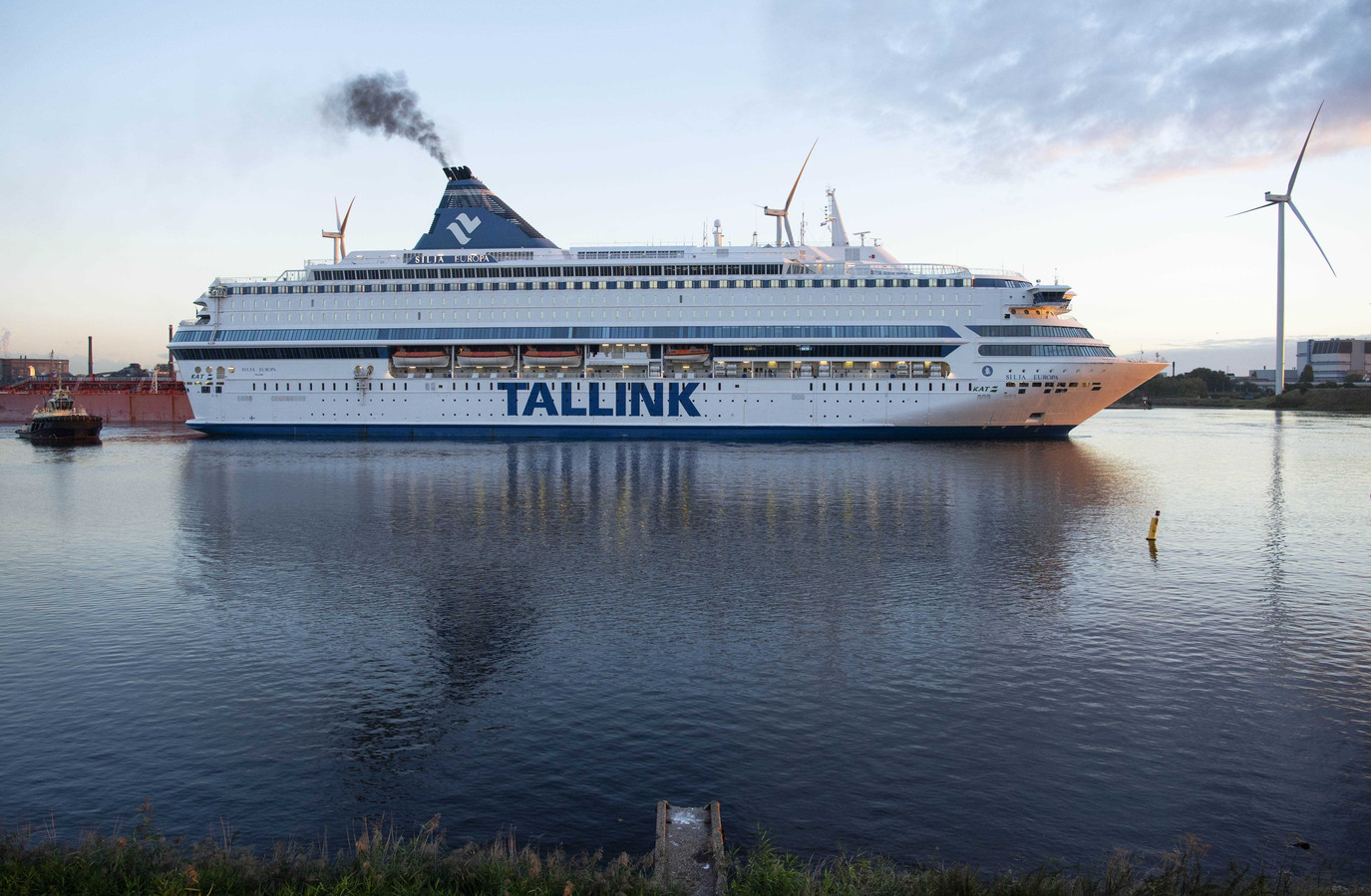 Cruiseschip voor opvang asielzoekers en statushouders aangekomen in  Velsen-Noord | Foto 