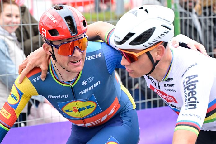 Mads Pedersen (l) en de door hem verslagen Mathieu van der Poel vlak na de finish van Gent-Wevelgem.
