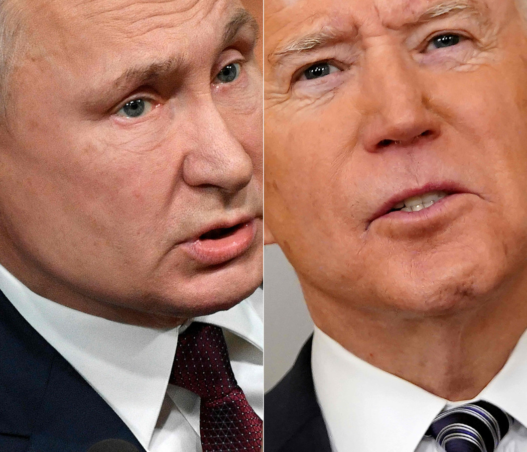 Poetin (l) en Biden.