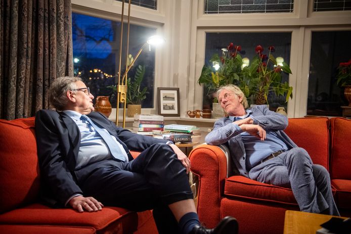 Cabaretier Freek de Jonge (rechts) in een geanimeerd gesprek met de Hellendoornse dominee Jan Dirk Wassenaar.