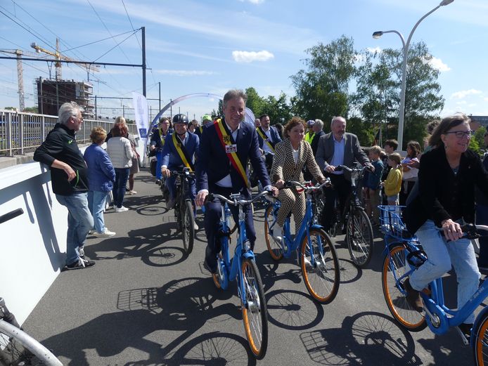 Burgemeester Jan Vermeulen en schepen Bart Van Thuyne op de Jacques Roggebrug.