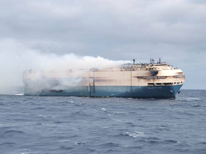Vrachtschip met duizenden dure auto's dat in brand vloog, nu ook onverwacht gezonken voor kust Azoren: 1.100 Porsches en 189 Bentleys naar zeebodem
