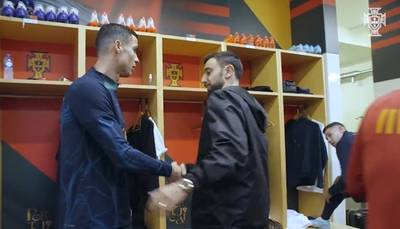 Retrouvailles et poignée de mains glaciales entre Cristiano Ronaldo et Bruno Fernandes