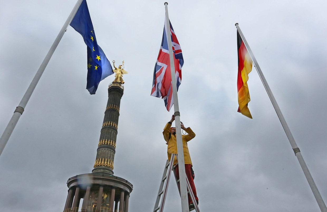 Berlijn hijst de Britse vlag, tussen de Europese en de Duitse, ter gelegenheid van het bezoek van de Britse koningin Elizabeth aan de stad in 2015.  Beeld ANP