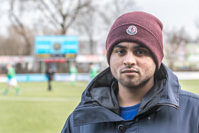 Uwais Goelag is trainer van de jongens D van SV Zwolle en werd voor hun ogen door een aantal mensen afgetuigd.
