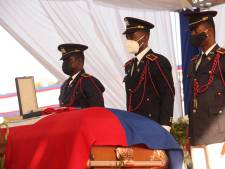 Emoties lopen hoog op bij begrafenis vermoorde president Haïti: traangas en schoten