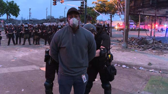 CNN-journalist Omar Jimenez wordt gearresteerd tijdens zijn verslaggeving over de rellen in Minneapolis.