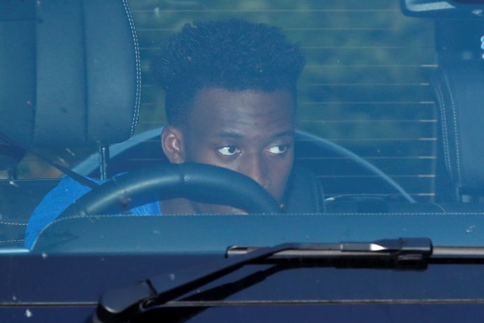 Hudson-Odoi arriveert in zijn auto bij het trainingscomplex van Chelsea.