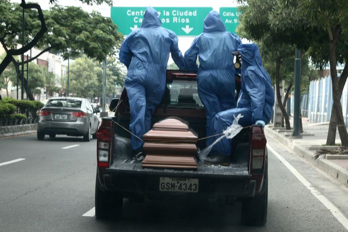 Een pick-uptruck met een doodskist in Guayaquil