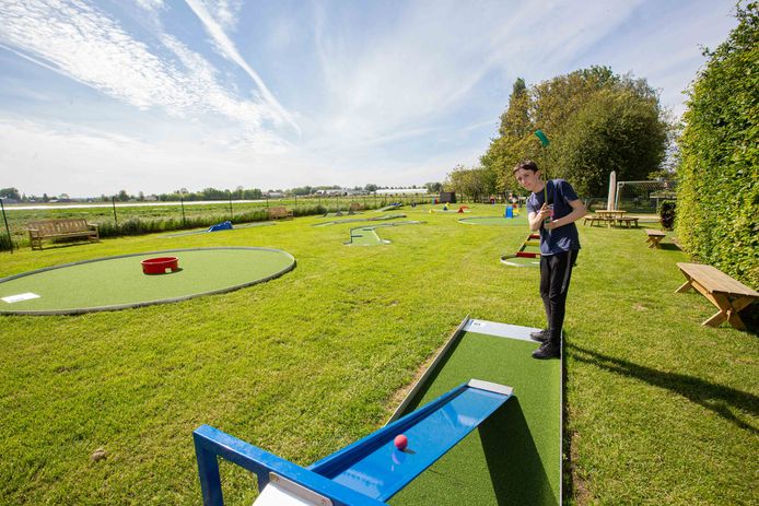 Zoon Milan test een van de holes uit.