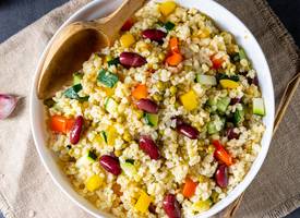 Parelcouscous met köfte en een frisse salade