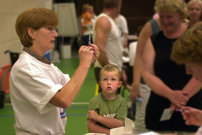 Kind zit klaar voor een vaccinatie tegen meningokokken.