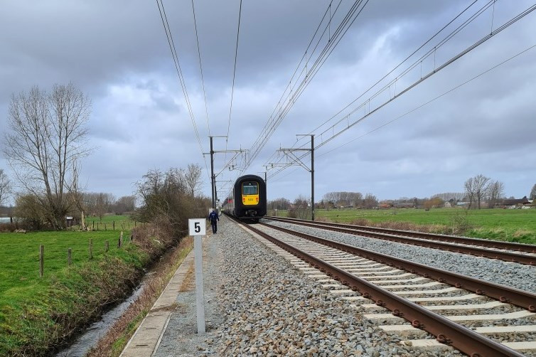 Weggewaaide serre belandt tegen trein ruit gebarsten en treinverkeer GentBrussel even