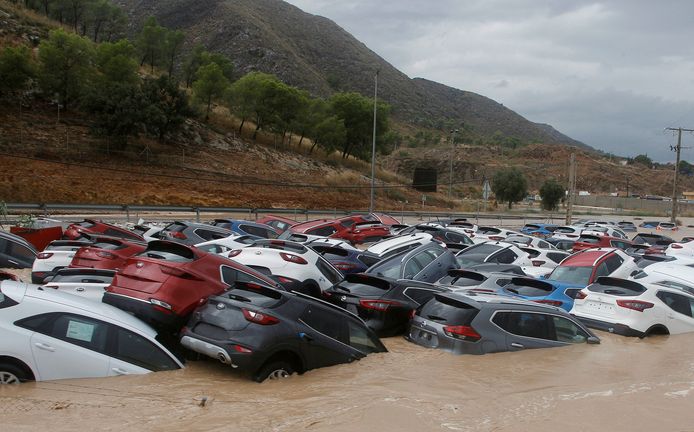 Auto’s ondergedompeld in het water in Orihuela, Alicante.