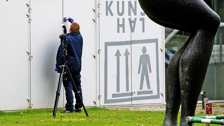 De recherche aan het werk bij de Kunsthal. Beeld epa