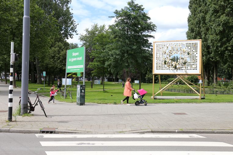 Met kunst in de openbare ruimte vraagt kunstenaar Judy van Luyk aandacht voor de sloop van sociale huurwoningen ten gunste van duurdere huizen. Haar werk is nu te zien in de Rotterdamse wijk Crooswijk.  Beeld 