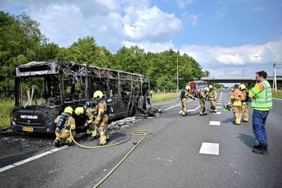 Partybus vliegt in brand op de A58, brandweer met meerdere eenheden ter plaatse