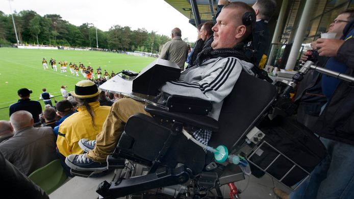 Dick Cochius uit Arnhem eind juni op de tribune bij de eerste training van Vitesse.